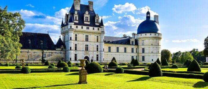 Château Renaissance et jardins à la française sous un ciel bleu