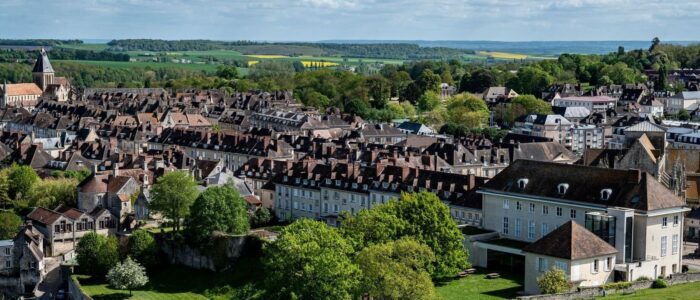 Vue panoramique d’une ville historique et de ses campagnes environnantes