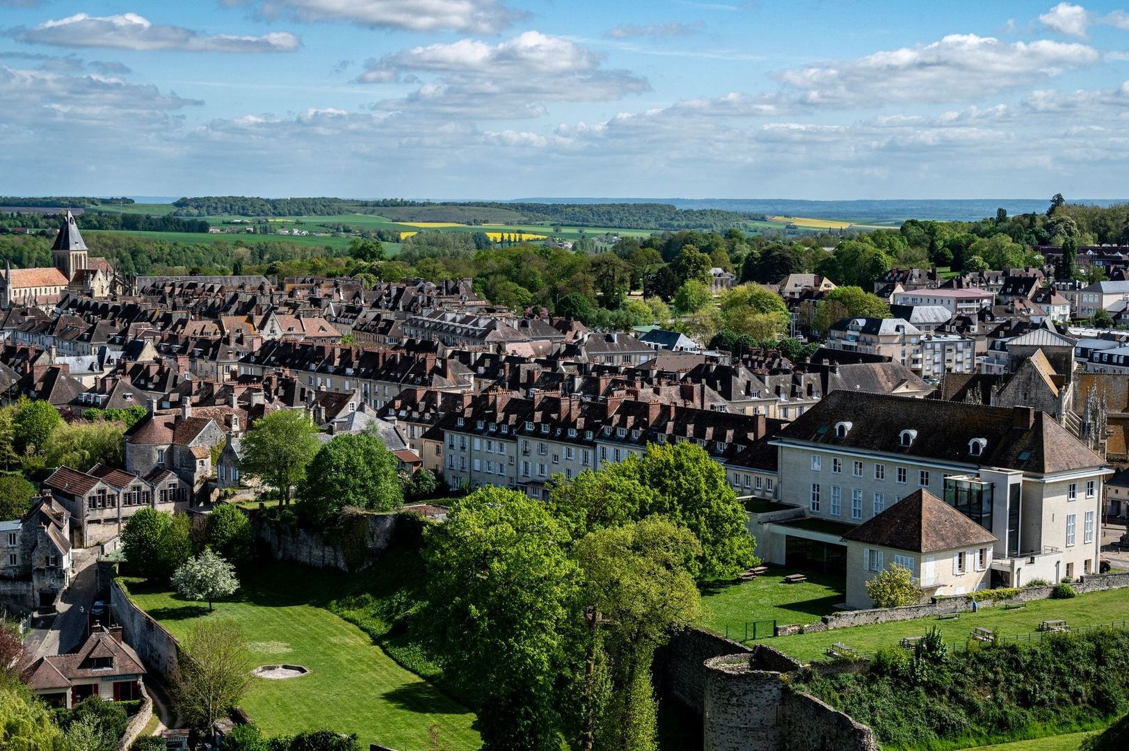 Vue panoramique d’une ville historique et de ses campagnes environnantes