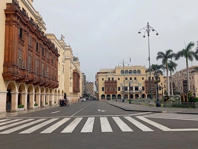 Grande avenue rectiligne bordée d