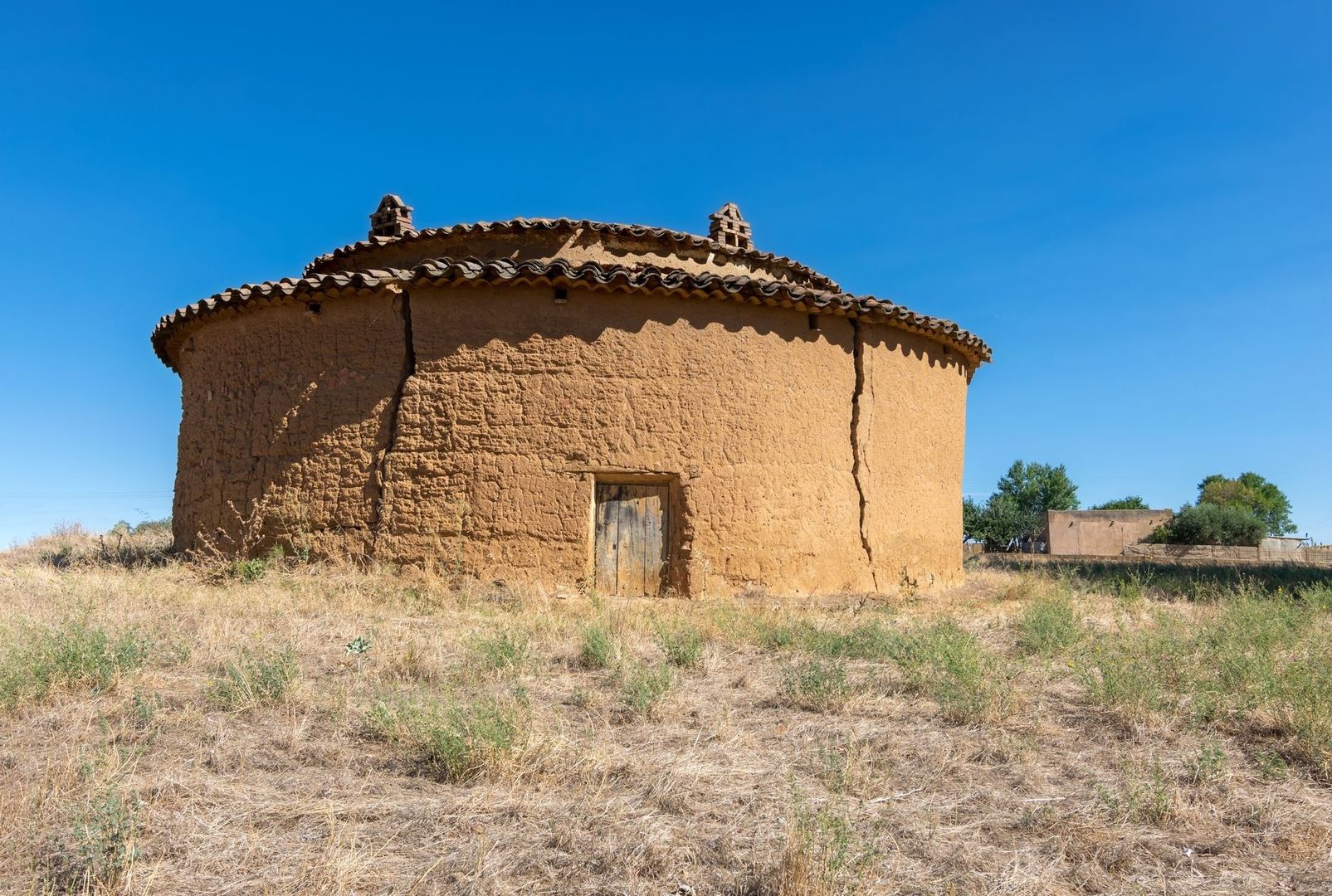 Ancien pigeonnier en terre crue au milieu d