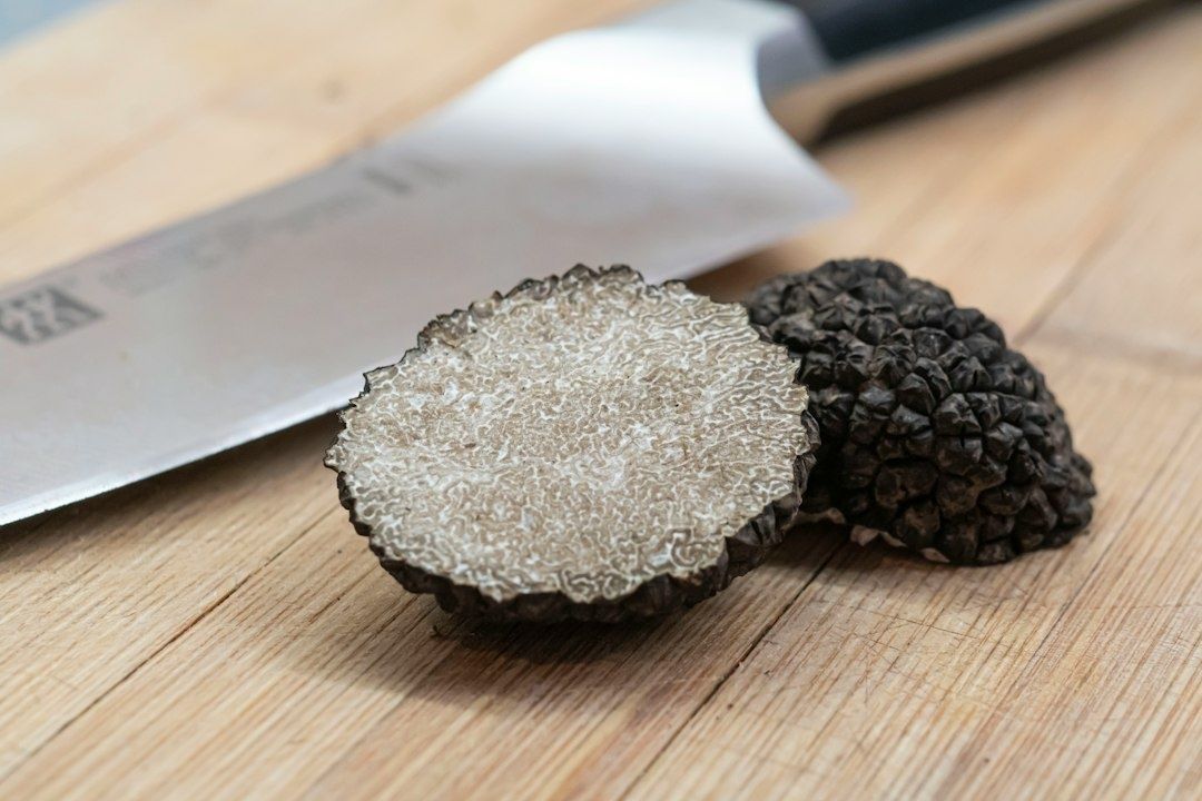Truffe noire coupée, révélant son réseau intérieur, près d